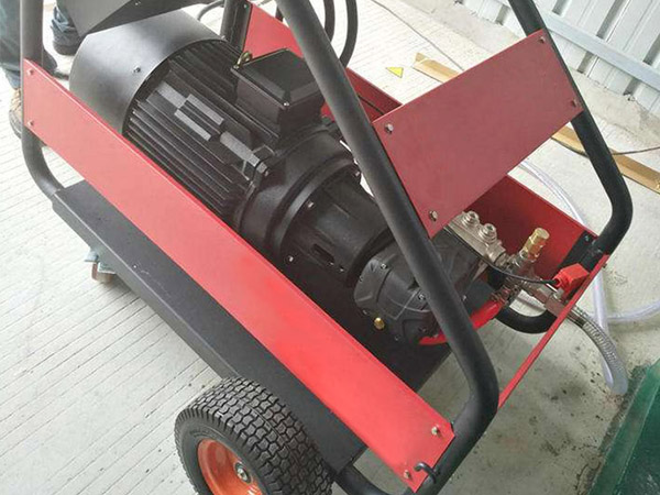 水電站高壓沖毛機(jī)使用現(xiàn)場(chǎng)